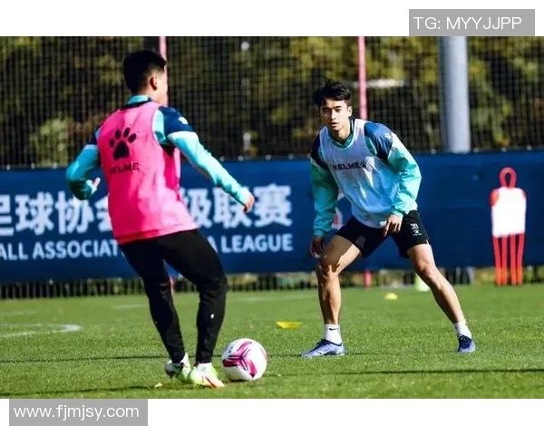 南京足球队在杯赛积分榜上以96分稳居第一名展现强劲实力 南京足球队在杯赛积分榜上以96分稳居第一名展现强劲实力