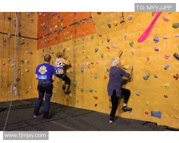 攀岩精神绽放成都攀岩队的训练与挑战全景揭秘 攀岩精神绽放成都攀岩队的训练与挑战全景揭秘